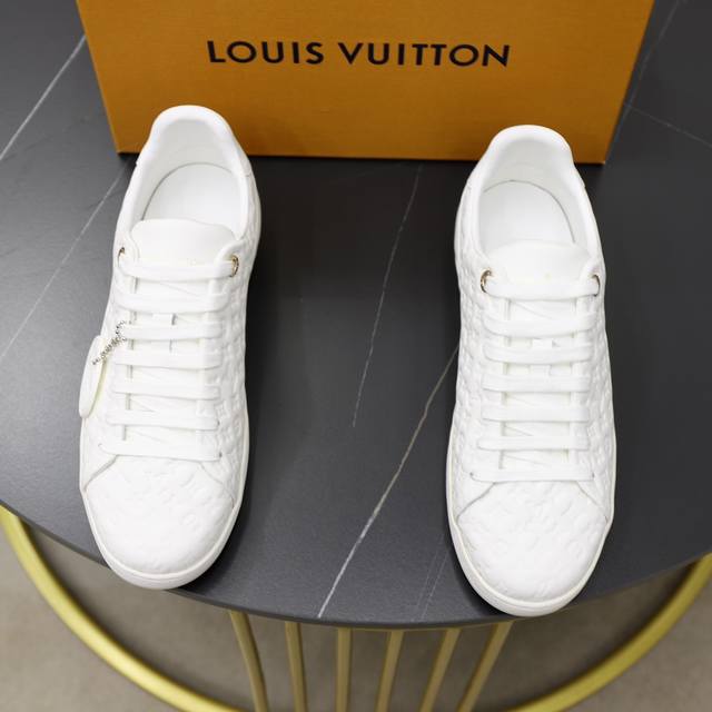 出厂价： 顶级原单 品牌： Louis Vuitton Lv.路易威登 材质： 原工厂牛皮材料 1：1原板大底 舒适内里 款式类型：休闲运动 板鞋 等级：专柜品