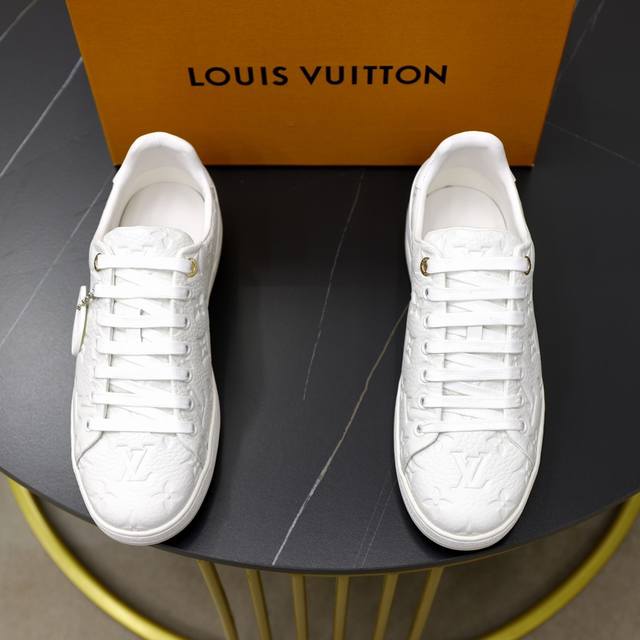 出厂价： 顶级原单 品牌： Louis Vuitton Lv.路易威登 材质： 原工厂牛皮材料 1：1原板大底 舒适内里 款式类型：休闲运动 板鞋 等级：专柜品