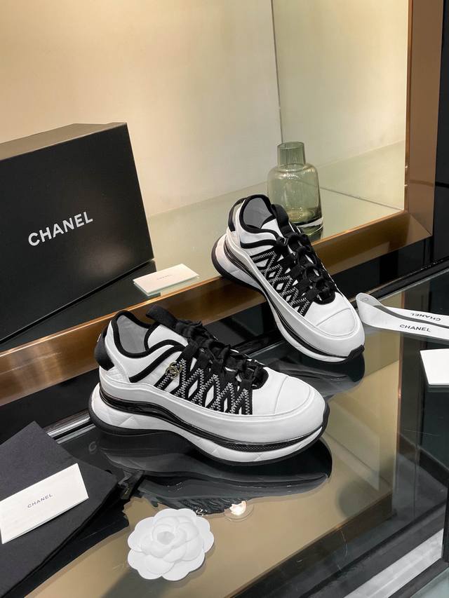 Chanel P: 情侣款 Size:女35-41；男39-45； 女41.男45订做 Chanel 香奈儿 专柜顶级休闲款运动鞋 这款经典设计；鞋面多种工艺的