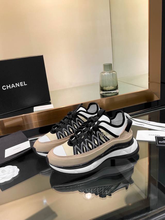 Chanel P: 情侣款 Size:女35-41；男39-45； 女41.男45订做 Chanel 香奈儿 专柜顶级休闲款运动鞋 这款经典设计；鞋面多种工艺的