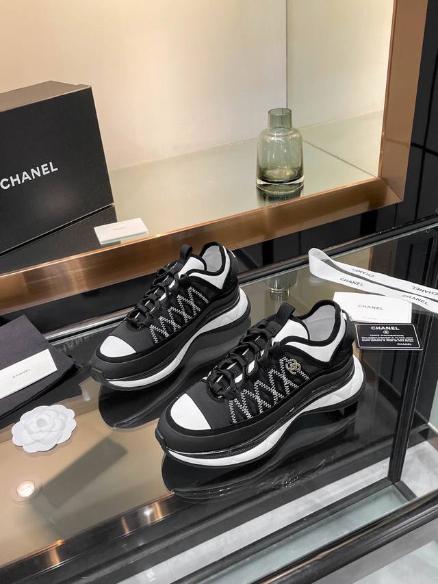 Chanel P: 情侣款 Size:女35-41；男39-45； 女41.男45订做 Chanel 香奈儿 专柜顶级休闲款运动鞋 这款经典设计；鞋面多种工艺的