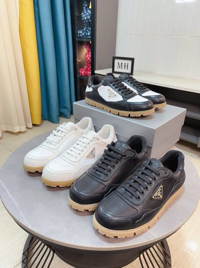 出厂价 官网爆款 Prada 普拉达 顶级原单size：38-44Linea Rossa运动系列男鞋，鞋面：原厂进口头层牛皮真皮内里耐磨发.泡大底， 上脚舒适！ - 点击图像关闭