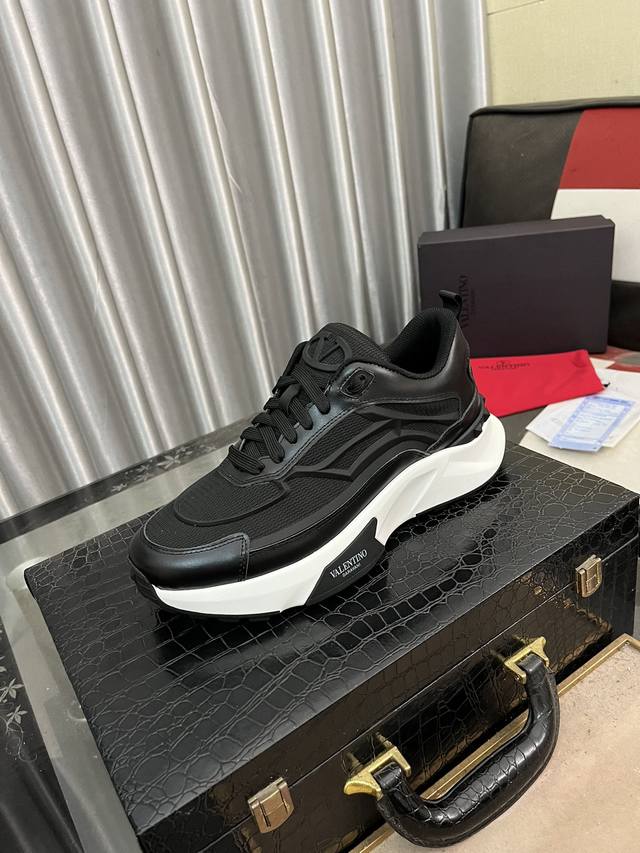 出厂价： 潮牌华伦天努，休闲鞋 Size:38-44 45可以订做 新款 专柜同步新品 ！最高版本高品质专柜1:1，鞋面意大利进口牛皮高档羊皮内里 原版大底 本