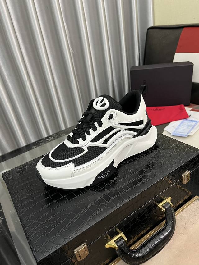 出厂价： 潮牌华伦天努，休闲鞋 Size:38-44 45可以订做 新款 专柜同步新品 ！最高版本高品质专柜1:1，鞋面意大利进口牛皮高档羊皮内里 原版大底 本