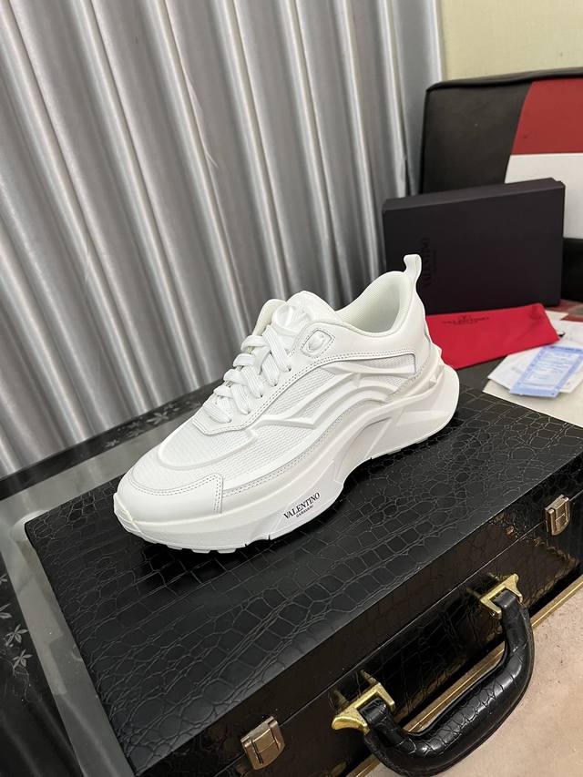 出厂价： 潮牌华伦天努，休闲鞋 Size:38-44 45可以订做 新款 专柜同步新品 ！最高版本高品质专柜1:1，鞋面意大利进口牛皮高档羊皮内里 原版大底 本