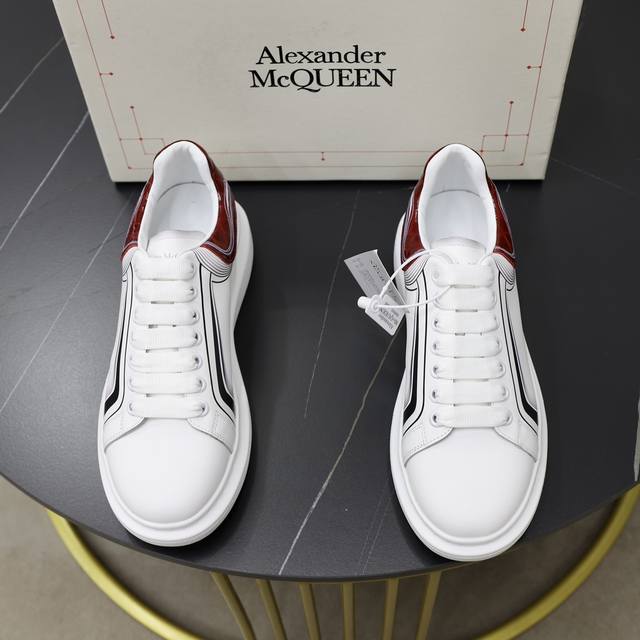 出厂价： Alexander Mcqueen 麦昆 情侣款经典明星爆款百搭小白鞋，原版1：1复刻， 原版大底！新色不断更新 面料：定制原版进口意大利丝绸牛皮3D