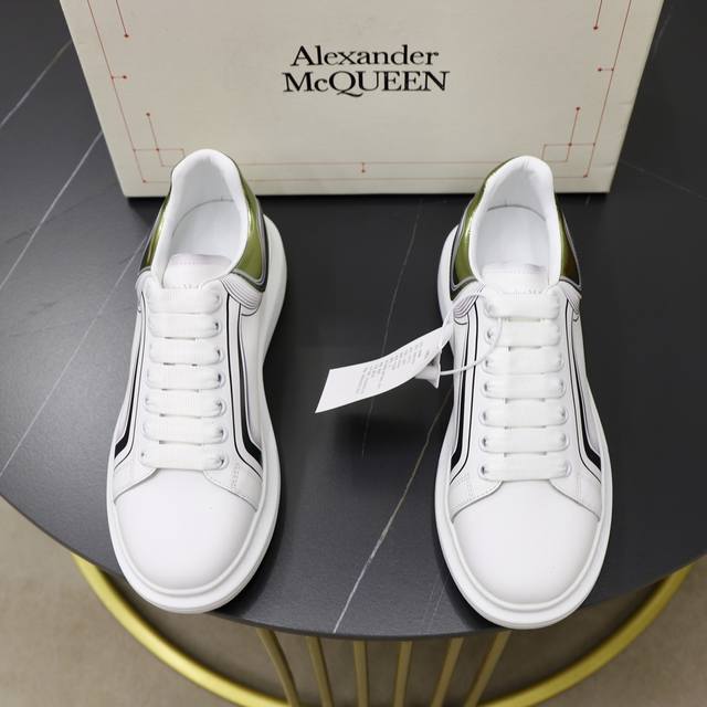 出厂价： Alexander Mcqueen 麦昆 情侣款经典明星爆款百搭小白鞋，原版1：1复刻， 原版大底！新色不断更新 面料：定制原版进口意大利丝绸牛皮3D