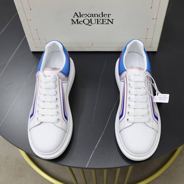 出厂价： Alexander Mcqueen 麦昆 情侣款经典明星爆款百搭小白鞋，原版1：1复刻， 原版大底！新色不断更新 面料：定制原版进口意大利丝绸牛皮3D