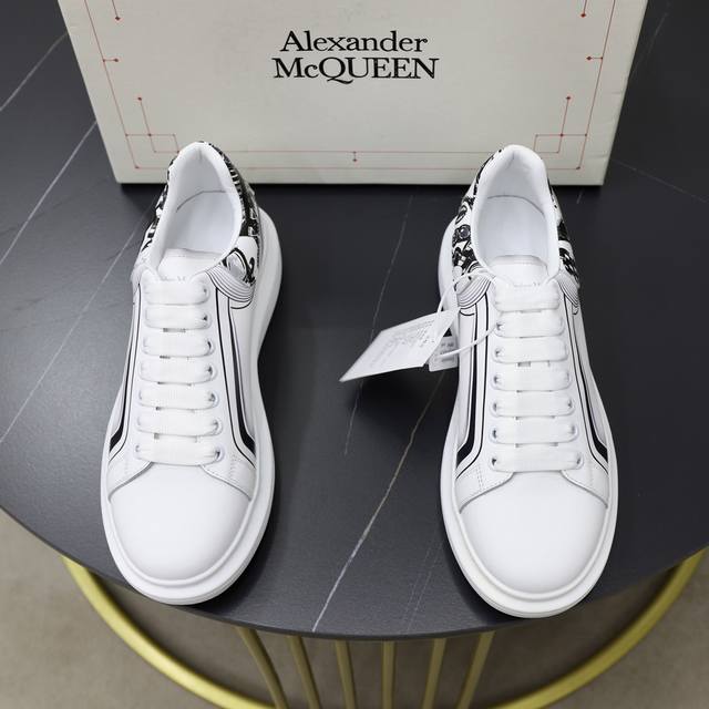 出厂价： Alexander Mcqueen 麦昆 情侣款经典明星爆款百搭小白鞋，原版1：1复刻， 原版大底！新色不断更新 面料：定制原版进口意大利丝绸牛皮3D