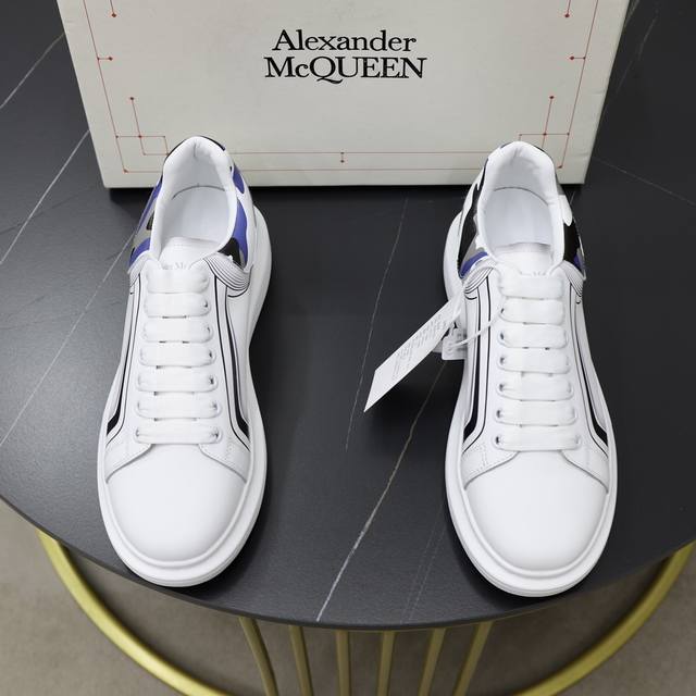 出厂价： Alexander Mcqueen 麦昆 情侣款经典明星爆款百搭小白鞋，原版1：1复刻， 原版大底！新色不断更新 面料：定制原版进口意大利丝绸牛皮3D