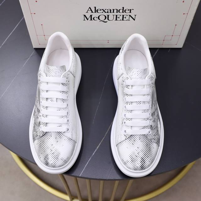 出厂价： Alexander Mcqueen 麦昆 情侣款经典明星爆款百搭小白鞋，原版1：1复刻， 原版大底！新色不断更新 面料：定制原版进口意大利丝绸牛皮3D