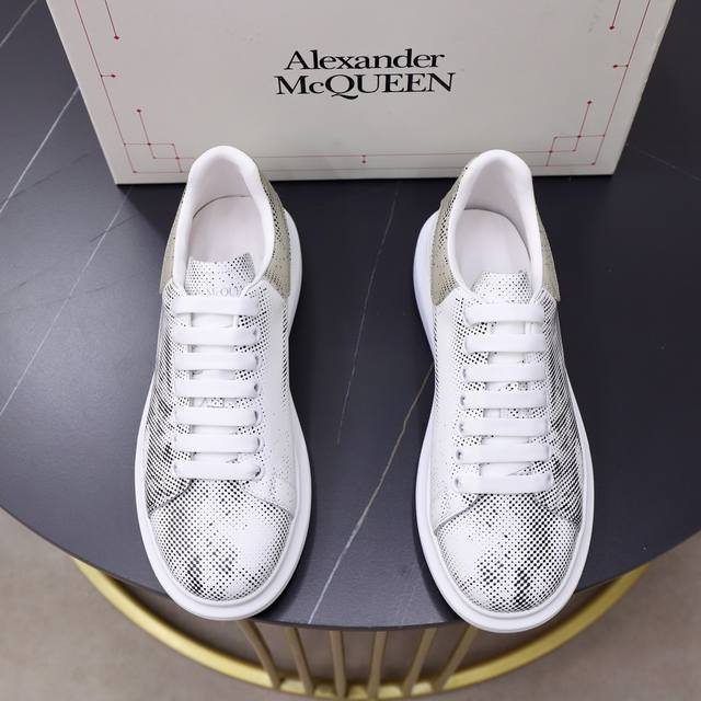 出厂价： Alexander Mcqueen 麦昆 情侣款经典明星爆款百搭小白鞋，原版1：1复刻， 原版大底！新色不断更新 面料：定制原版进口意大利丝绸牛皮3D