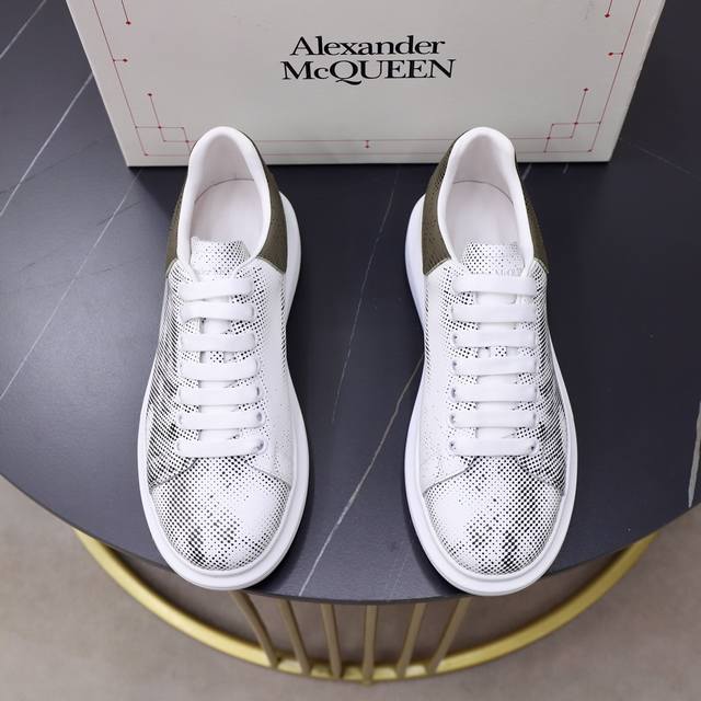 出厂价： Alexander Mcqueen 麦昆 情侣款经典明星爆款百搭小白鞋，原版1：1复刻， 原版大底！新色不断更新 面料：定制原版进口意大利丝绸牛皮3D