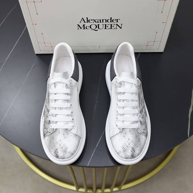 出厂价： Alexander Mcqueen 麦昆 情侣款经典明星爆款百搭小白鞋，原版1：1复刻， 原版大底！新色不断更新 面料：定制原版进口意大利丝绸牛皮3D