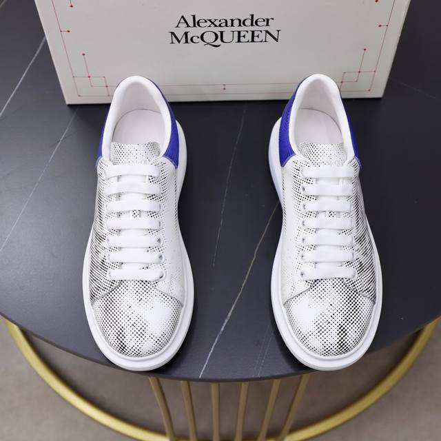 出厂价： Alexander Mcqueen 麦昆 情侣款经典明星爆款百搭小白鞋，原版1：1复刻， 原版大底！新色不断更新 面料：定制原版进口意大利丝绸牛皮3D