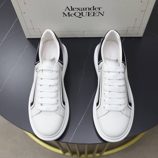 出厂价： Alexander Mcqueen 麦昆 情侣款经典明星爆款百搭小白鞋，原版1：1复刻， 原版大底！新色不断更新 面料：定制原版进口意大利丝绸牛皮3D