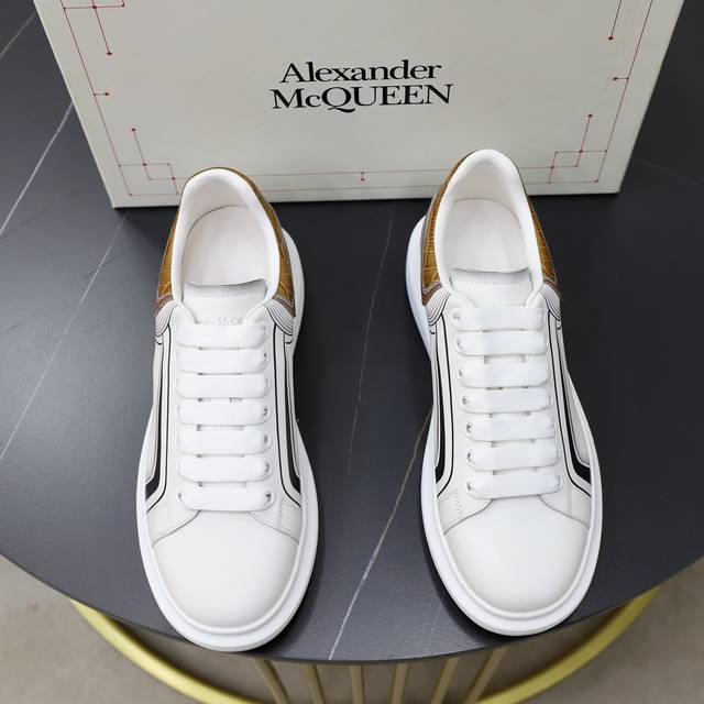 出厂价： Alexander Mcqueen 麦昆 情侣款经典明星爆款百搭小白鞋，原版1：1复刻， 原版大底！新色不断更新 面料：定制原版进口意大利丝绸牛皮3D