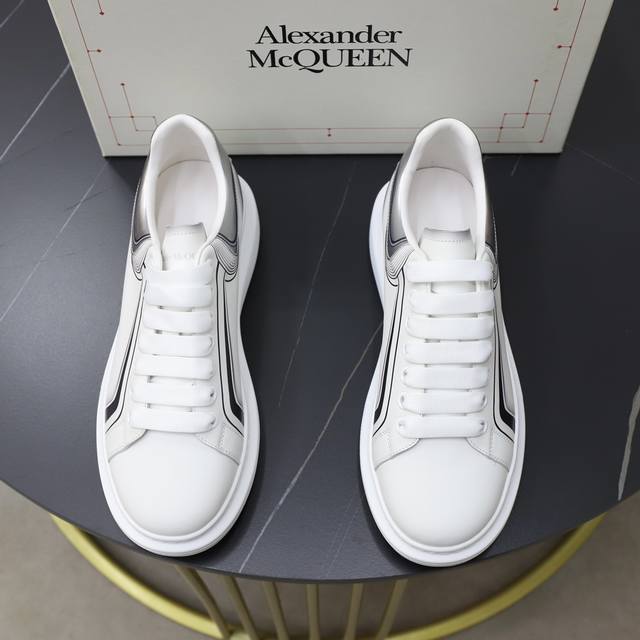 出厂价： Alexander Mcqueen 麦昆 情侣款经典明星爆款百搭小白鞋，原版1：1复刻， 原版大底！新色不断更新 面料：定制原版进口意大利丝绸牛皮3D