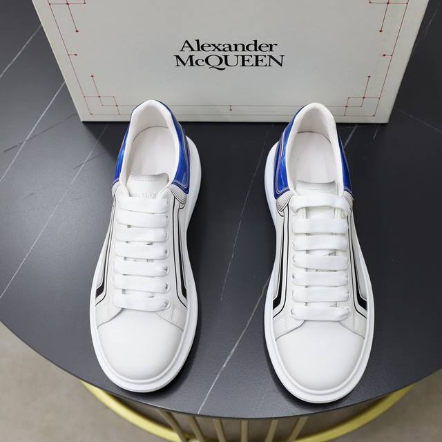 出厂价： Alexander Mcqueen 麦昆 情侣款经典明星爆款百搭小白鞋，原版1：1复刻， 原版大底！新色不断更新 面料：定制原版进口意大利丝绸牛皮3D