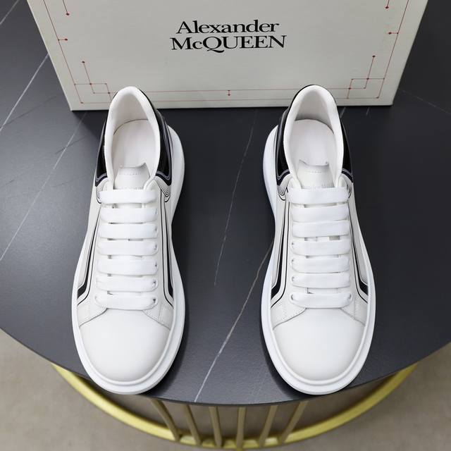 出厂价： Alexander Mcqueen 麦昆 情侣款经典明星爆款百搭小白鞋，原版1：1复刻， 原版大底！新色不断更新 面料：定制原版进口意大利丝绸牛皮3D