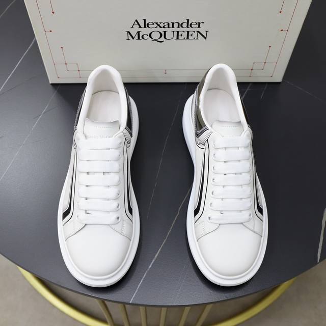 出厂价： Alexander Mcqueen 麦昆 情侣款经典明星爆款百搭小白鞋，原版1：1复刻， 原版大底！新色不断更新 面料：定制原版进口意大利丝绸牛皮3D