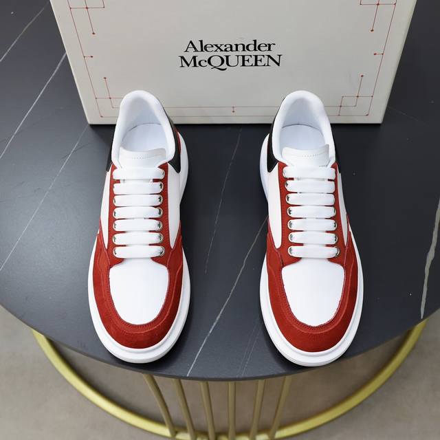 出厂价： Alexander Mcqueen 麦昆 情侣款经典明星爆款百搭小白鞋，原版1：1复刻， 原版大底！新色不断更新 面料：定制原版进口意大利丝绸牛皮3D