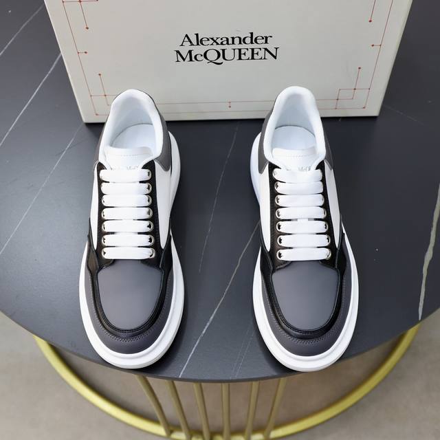 出厂价： Alexander Mcqueen 麦昆 情侣款经典明星爆款百搭小白鞋，原版1：1复刻， 原版大底！新色不断更新 面料：定制原版进口意大利丝绸牛皮3D