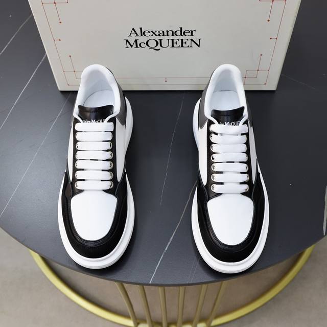 出厂价： Alexander Mcqueen 麦昆 情侣款经典明星爆款百搭小白鞋，原版1：1复刻， 原版大底！新色不断更新 面料：定制原版进口意大利丝绸牛皮3D