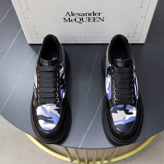 出厂价： Alexander Mcqueen 麦昆 情侣款经典明星爆款百搭小白鞋，原版1：1复刻， 原版大底！新色不断更新 面料：定制原版进口意大利丝绸牛皮3D