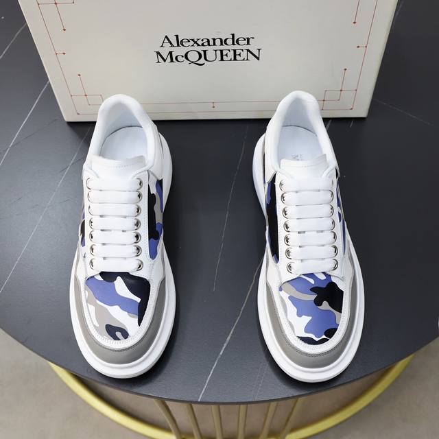 出厂价： Alexander Mcqueen 麦昆 情侣款经典明星爆款百搭小白鞋，原版1：1复刻， 原版大底！新色不断更新 面料：定制原版进口意大利丝绸牛皮3D