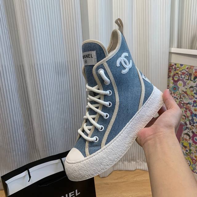 Chanel P: 女款 Size:女35-40 女40定做 香奈儿最新款中靴， 网红博主小姐姐们的挚爱，社交平台的各种夸赞，人气超高质感透气超级舒适，面料: - 点击图像关闭