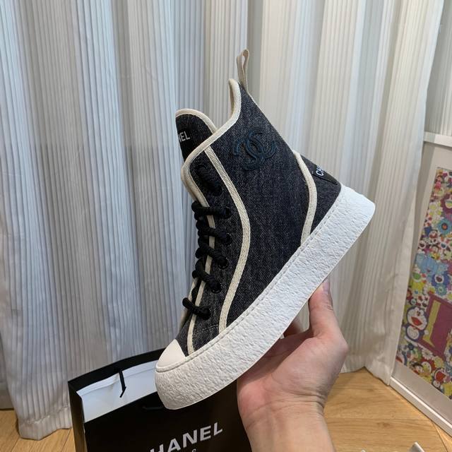 Chanel P: 女款 Size:女35-40 女40定做 香奈儿最新款中靴， 网红博主小姐姐们的挚爱，社交平台的各种夸赞，人气超高质感透气超级舒适，面料: