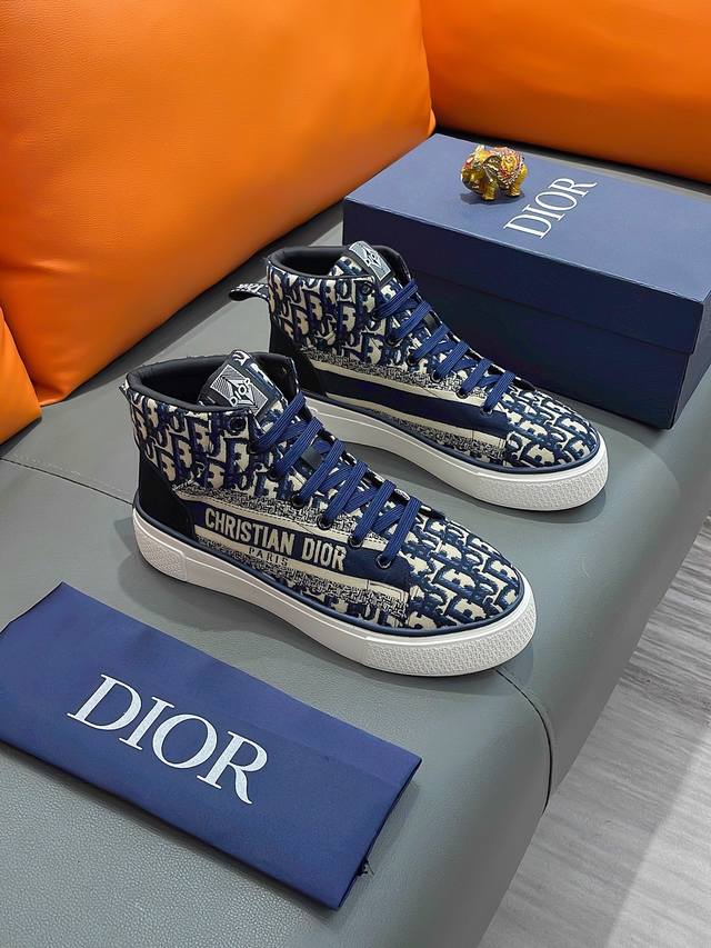 商品名称：Dior 迪奥 正规码数: 38-44 高帮鞋 商品材料：精选 牛皮鞋面，柔软羊皮内里；原厂大底。