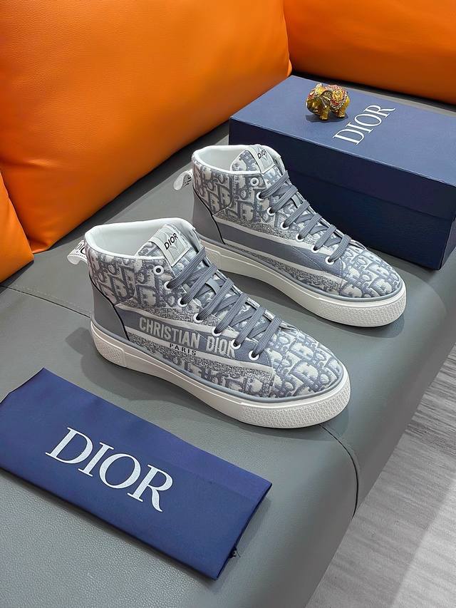 商品名称：Dior 迪奥 正规码数: 38-44 高帮鞋 商品材料：精选 牛皮鞋面，柔软羊皮内里；原厂大底。