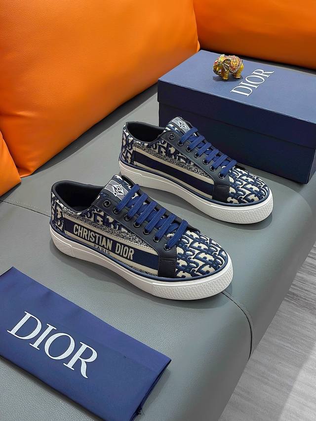 商品名称：Dior 迪奥 正规码数: 38-44 休闲鞋 商品材料：精选 牛皮鞋面，柔软羊皮内里；原厂大底。