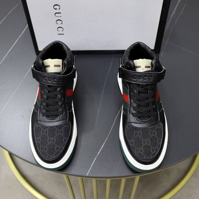 出厂价： 品牌：古奇gucci 标准码：男码38 44 45可以定做 等级：官网同款 材料：原版牛皮料 舒适透气内里 原版耐磨柔软大底 款式类别：休闲运动版 年