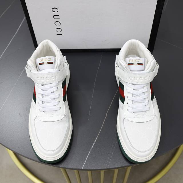 出厂价： 品牌：古奇gucci 标准码：男码38 44 45可以定做 等级：官网同款 材料：原版牛皮料 舒适透气内里 原版耐磨柔软大底 款式类别：休闲运动版 年