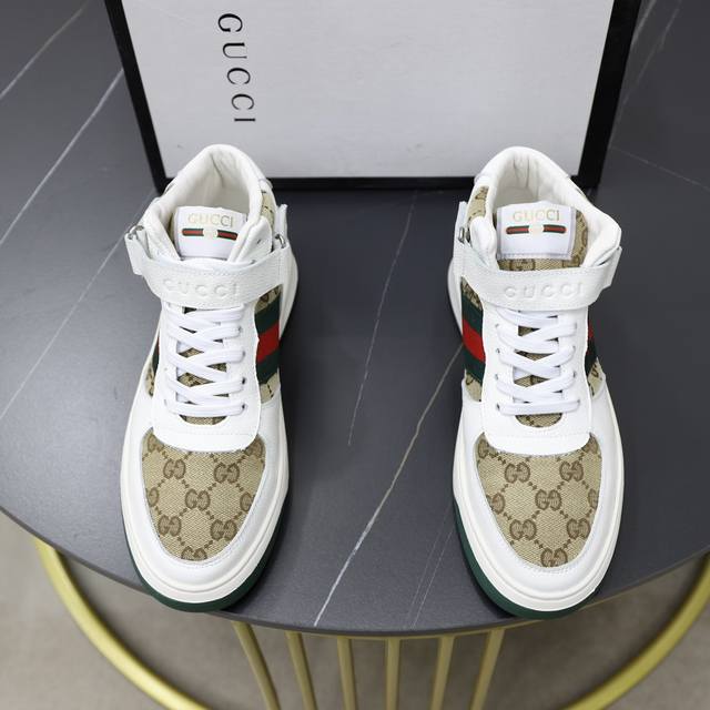 出厂价： 品牌：古奇gucci 标准码：男码38 44 45可以定做 等级：官网同款 材料：原版牛皮料 舒适透气内里 原版耐磨柔软大底 款式类别：休闲运动版 年