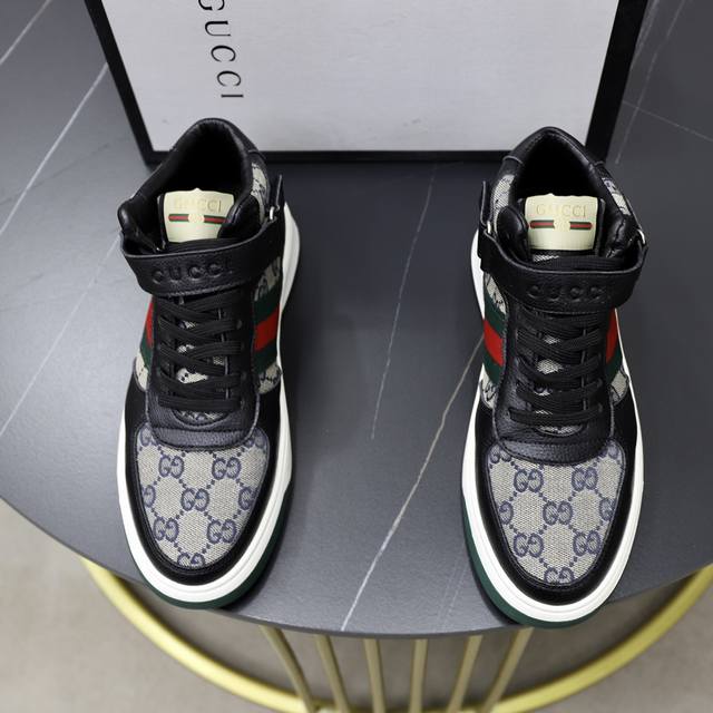 出厂价： 品牌：古奇gucci 标准码：男码38 44 45可以定做 等级：官网同款 材料：原版牛皮料 舒适透气内里 原版耐磨柔软大底 款式类别：休闲运动版 年