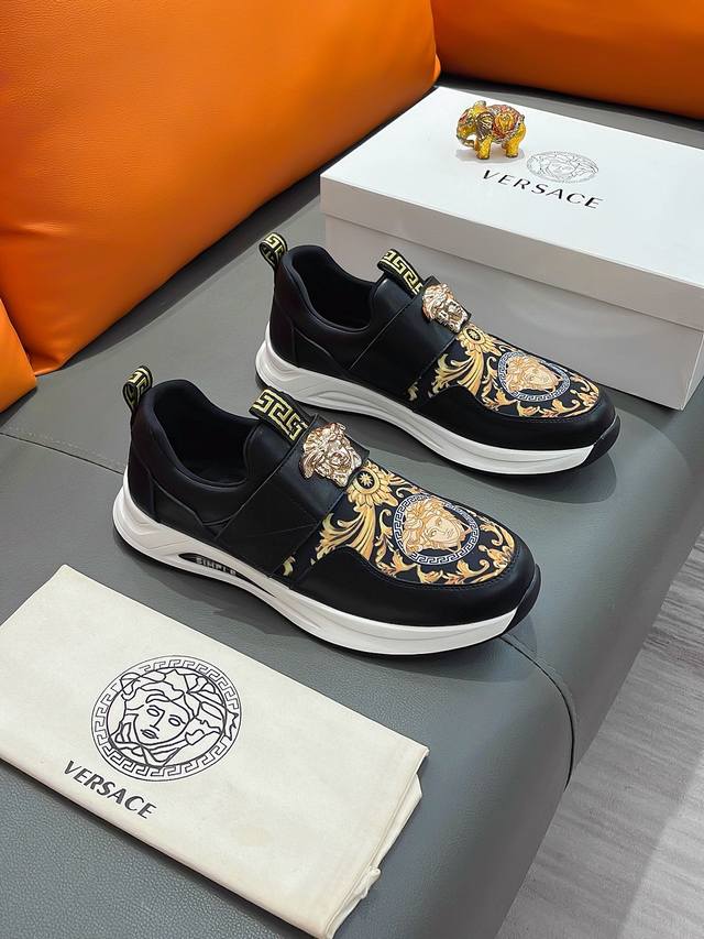 商品名称：Versace 范思哲 正规码数: 38-44 套脚鞋 商品材料：精选 牛皮鞋面，柔软羊皮内里；原厂大底。