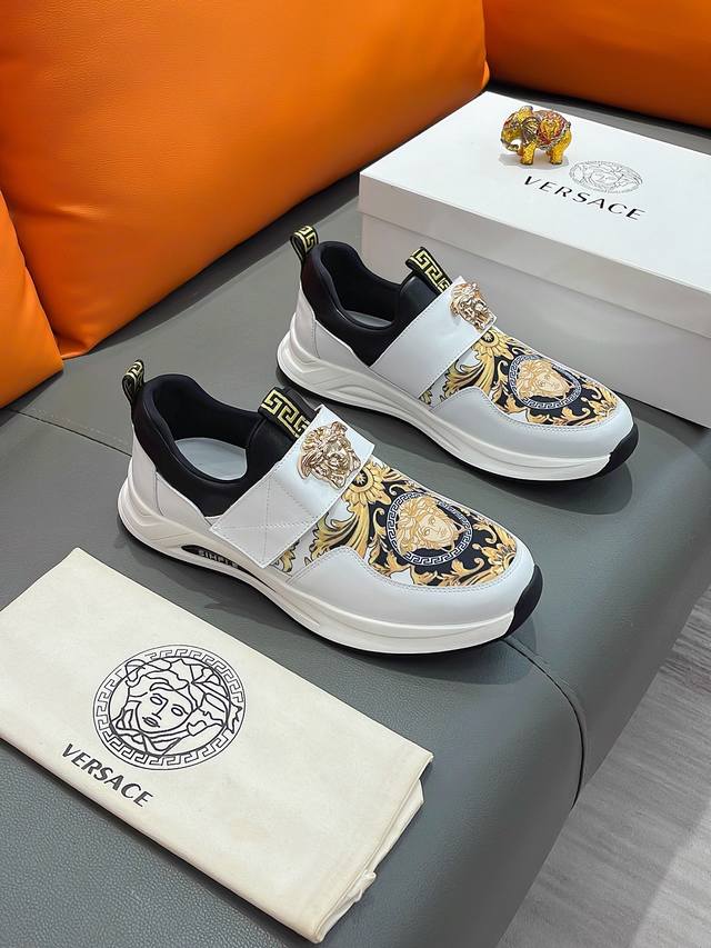 商品名称：Versace 范思哲 正规码数: 38-44 套脚鞋 商品材料：精选 牛皮鞋面，柔软羊皮内里；原厂大底。