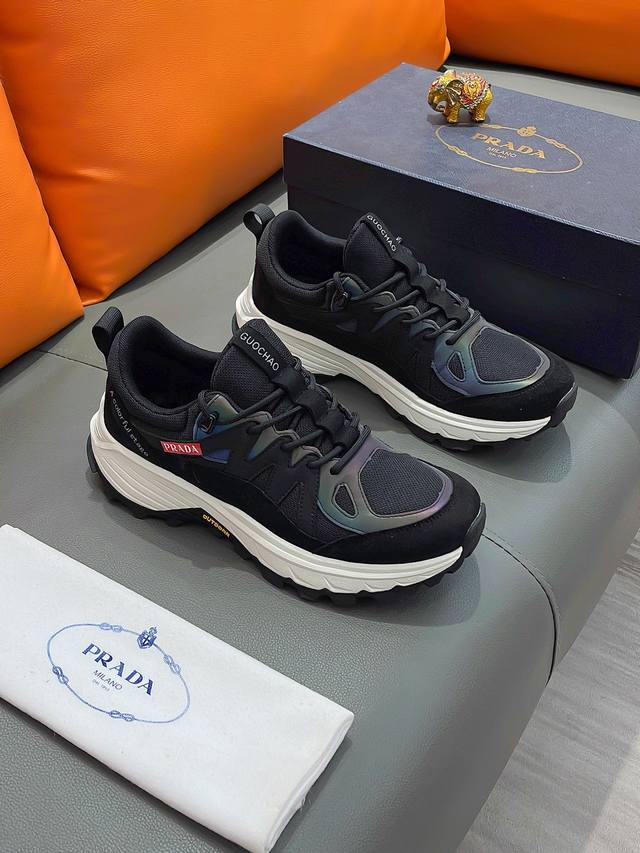 商品名称：Prada 普拉达 正规码数: 38-44 套脚鞋 商品材料：精选 牛皮鞋面，舒适羊皮内里，原厂特供大底。