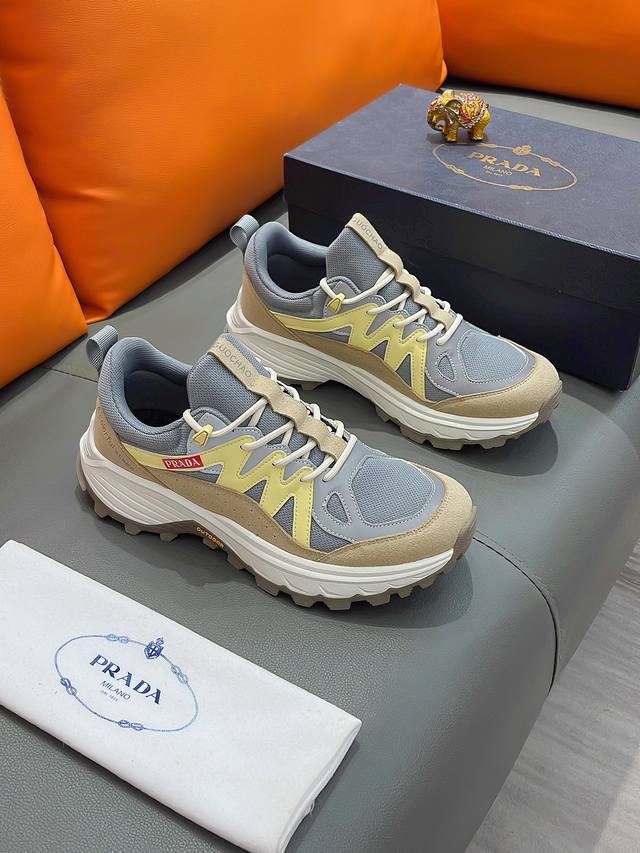 商品名称：Prada 普拉达 正规码数: 38-44 休闲鞋 商品材料：精选 牛皮鞋面，舒适羊皮内里，原厂特供大底。