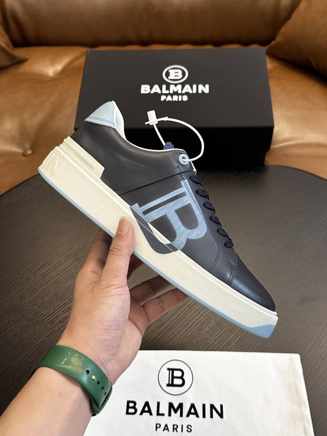 Balmain巴尔曼b-Skate运动鞋 B-Skate 多材质拼接撞色运动鞋 ，鞋面饰有黑色鞋带，皮革拼接鞋舌点缀 Balmain 徽标， Tpu 鞋底饰有同