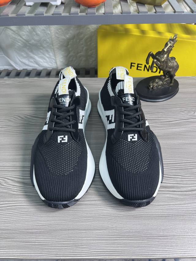 Fendi 芬迪 早春 -高端品质 原单 -鞋面：高科技飞织纳米面料 -内里：羊皮内里 -垫脚；超级透气运动网眼 -大底：原版超轻大底 -超高品控 做工精细：凸