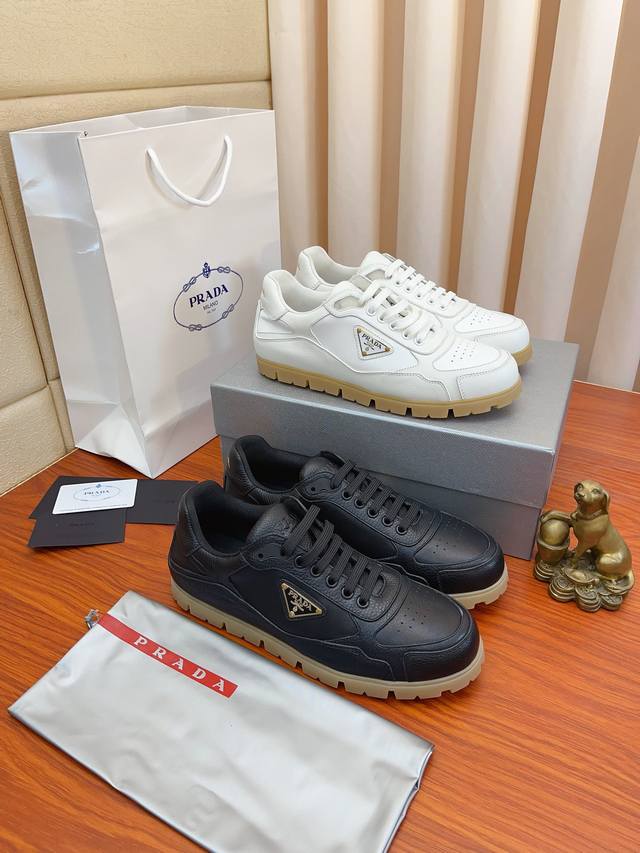 实价： 官网爆款 Prada 普拉达 顶级原单size：38-44Linea Rossa运动系列男鞋，鞋面：原厂进口头层牛皮真皮内里耐磨发.泡大底， 上脚舒适！