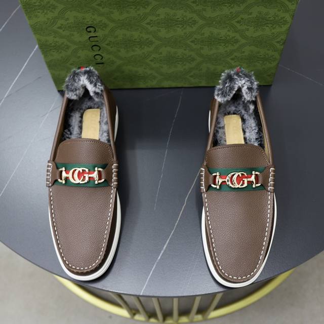 出厂价： 品牌：古奇gucci 标准码：男码38-44 45可以定做 等级：官网同款 材料：原版牛皮 牛皮羊毛保暖垫脚内里 原版耐磨柔软大底 款式类别：年轻时尚