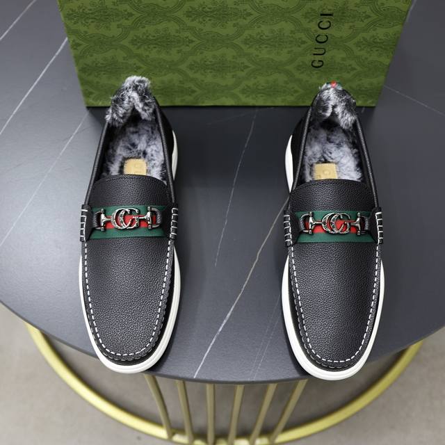 出厂价： 品牌：古奇gucci 标准码：男码38-44 45可以定做 等级：官网同款 材料：原版牛皮 牛皮羊毛保暖垫脚内里 原版耐磨柔软大底 款式类别：年轻时尚