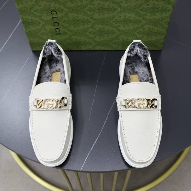 出厂价： 品牌：古奇gucci 标准码：男码38-44 45可以定做 等级：官网同款 材料：原版牛皮 牛皮羊毛保暖垫脚内里 原版耐磨柔软大底 款式类别：年轻时尚