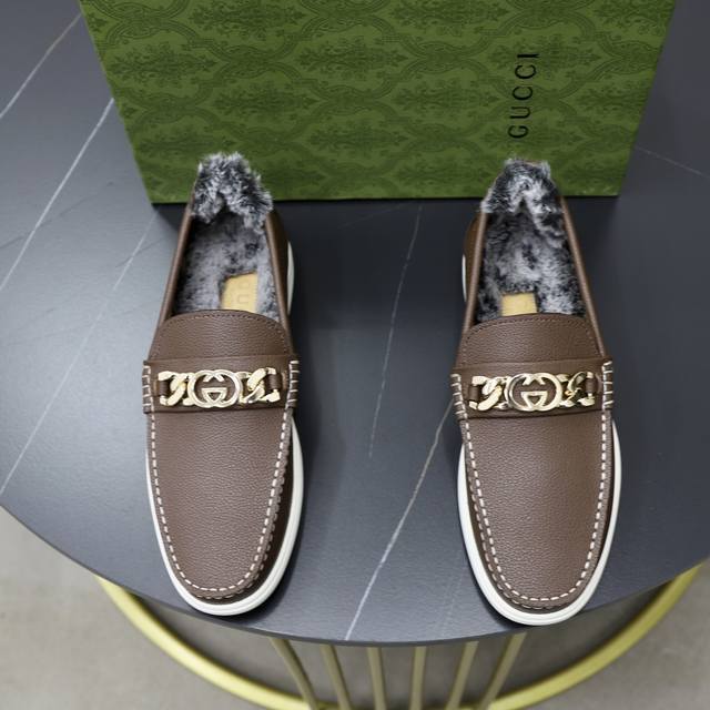 出厂价： 品牌：古奇gucci 标准码：男码38-44 45可以定做 等级：官网同款 材料：原版牛皮 牛皮羊毛保暖垫脚内里 原版耐磨柔软大底 款式类别：年轻时尚